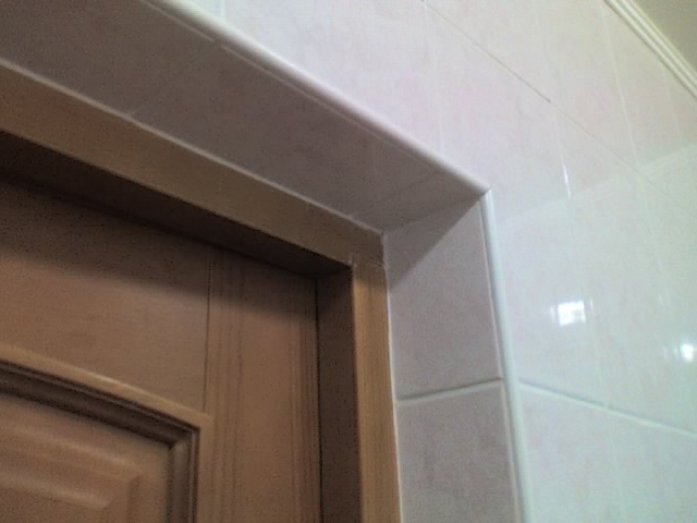 дверь в ванную лучше ставить с наличниками внутри, или лучше сделать откос из плитки?