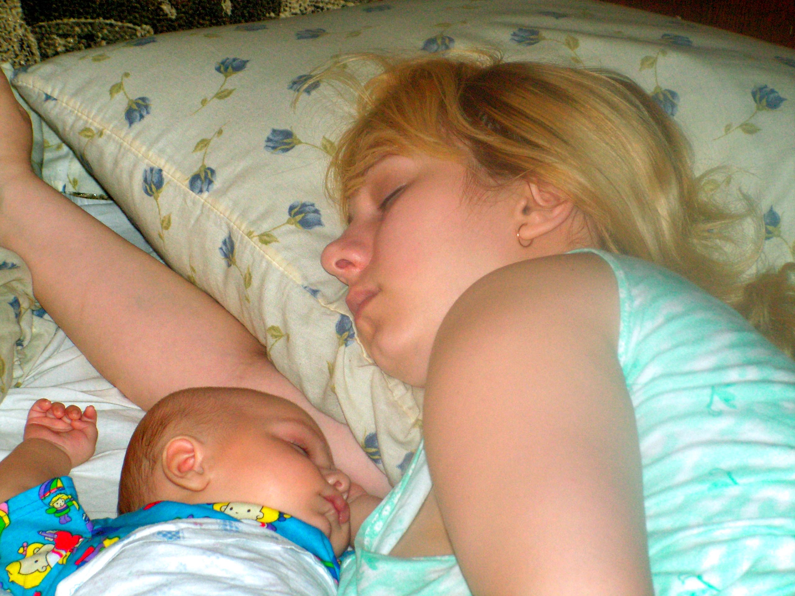 сын трогает грудь у спящей матери фото 106