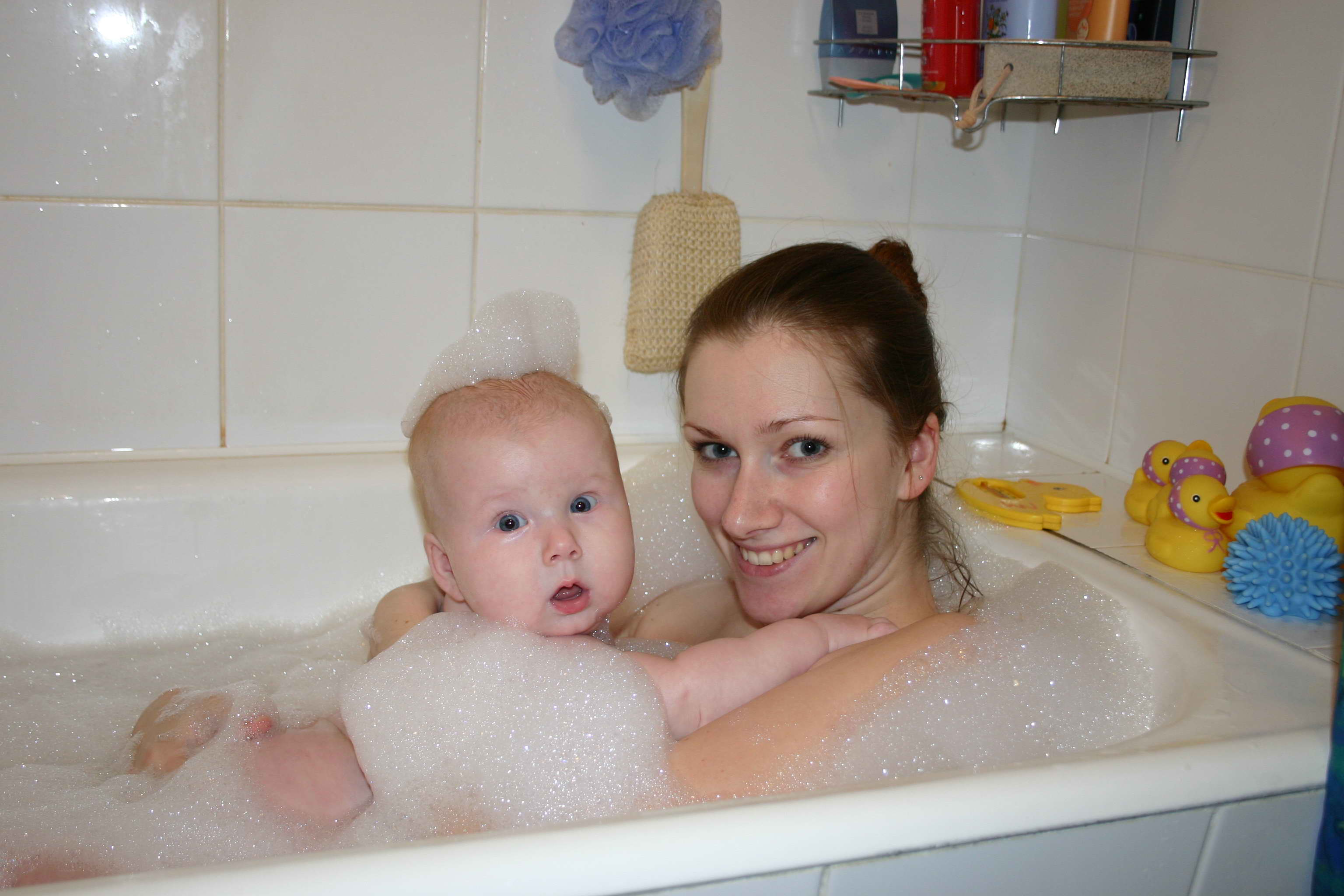 голая мама с детьми в ванной фото фото 4