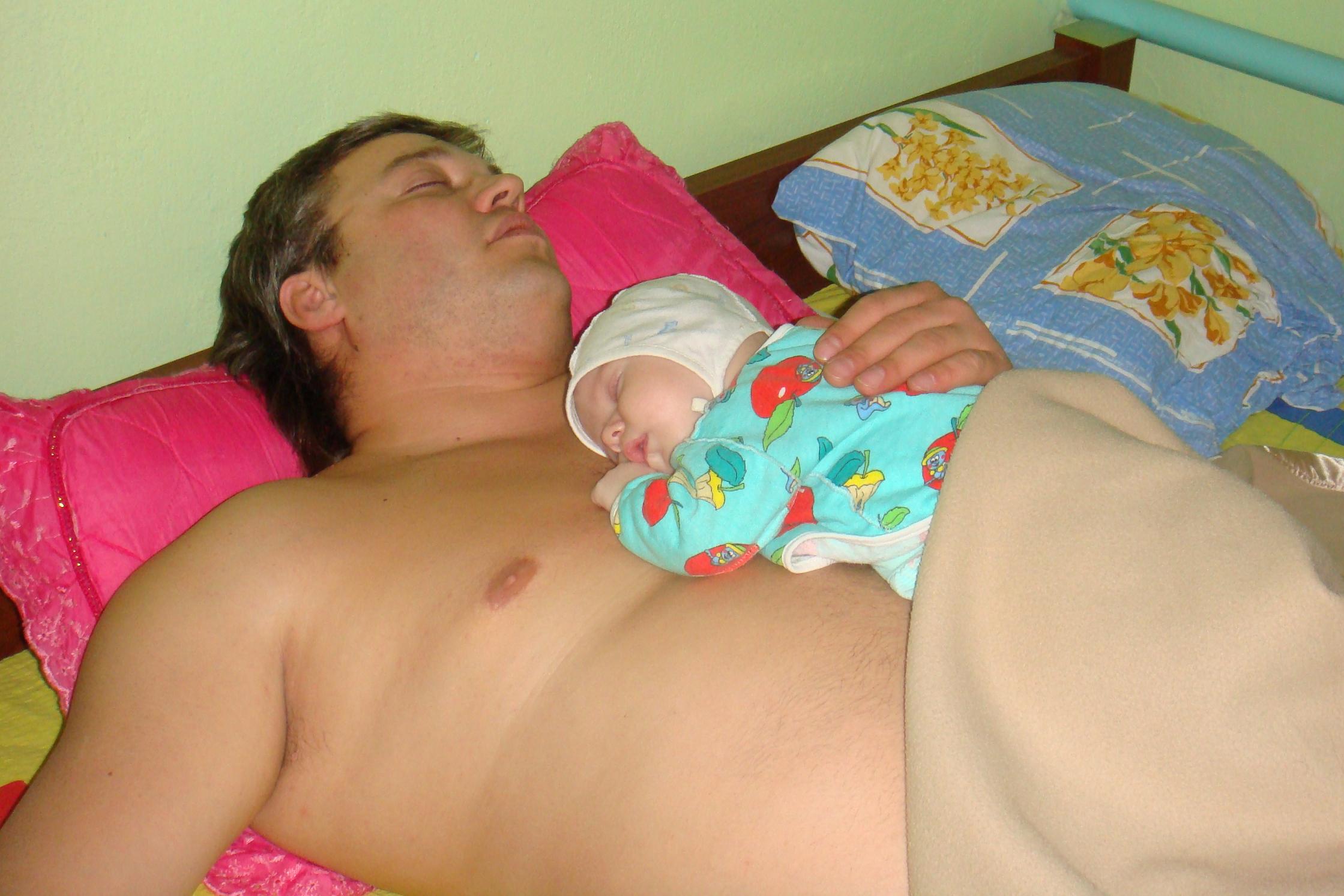 дочь смотрит за голым спящим отцом фото 78