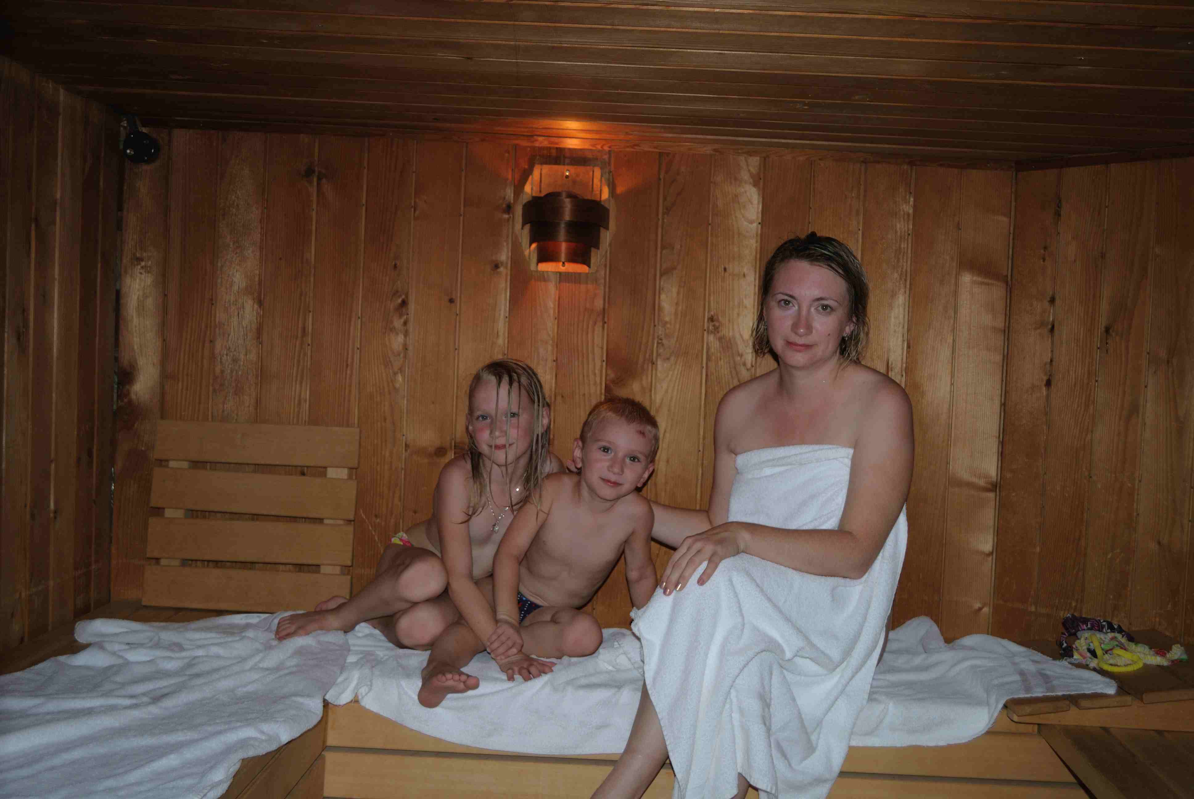 Шведская семья в сауне