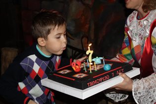 Именниник с тортиком