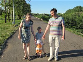 Всей семьёй гуляем в парке :)