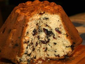 Шафранный кекс с клюквой, шоколадом и миндалем