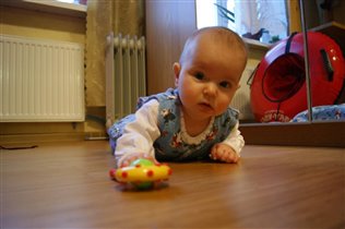 Тянемся за погремушкой (4мес)