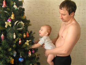 Изучают с папой елку. 4,5 месяца