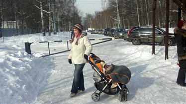 Кто сказал, что с коляской не катаются на коньках?