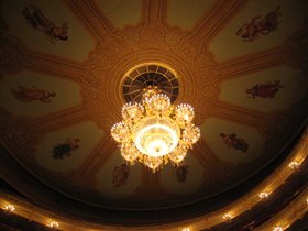 Люстра и музы на потолке театра