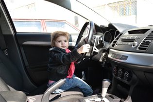 С младых ногтей за рулем..