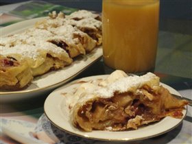 Штрудель с яблоками и вишней