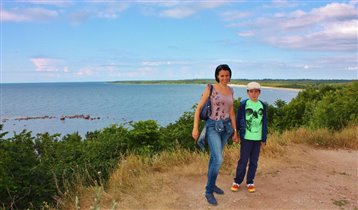 На высоком обрыве у моря