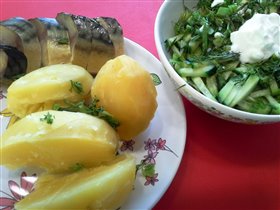 Картофель, скумбрия и салат из огруцов