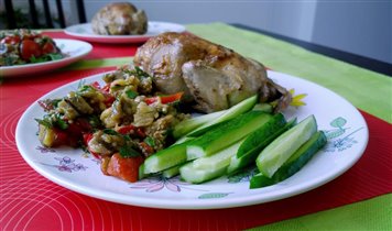 цыпленок на гриле, салат из баклажанов и овощи