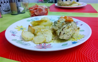 Кролик в сметане и запеченный картофель
