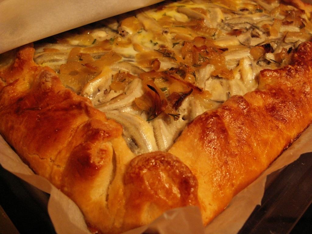 Пирог с рыбой и картошкой из дрожжевого теста в духовке рецепт с фото