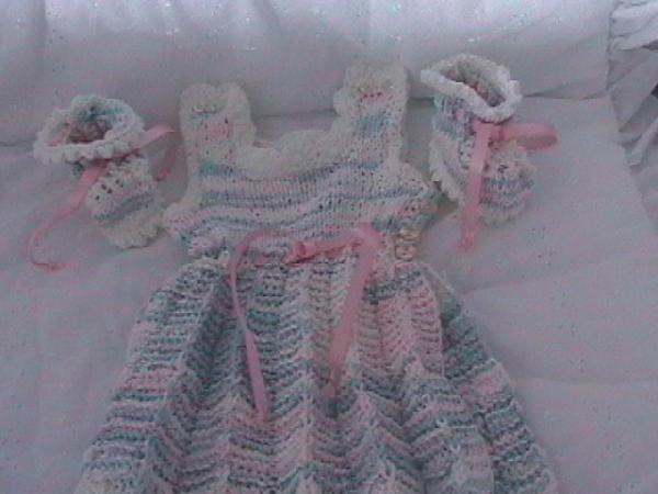 Сарафан и пинетки. Вязание