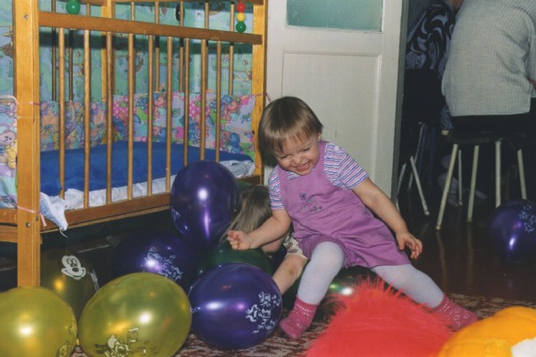 Анютка на шарике. Фотки с удаленных рег