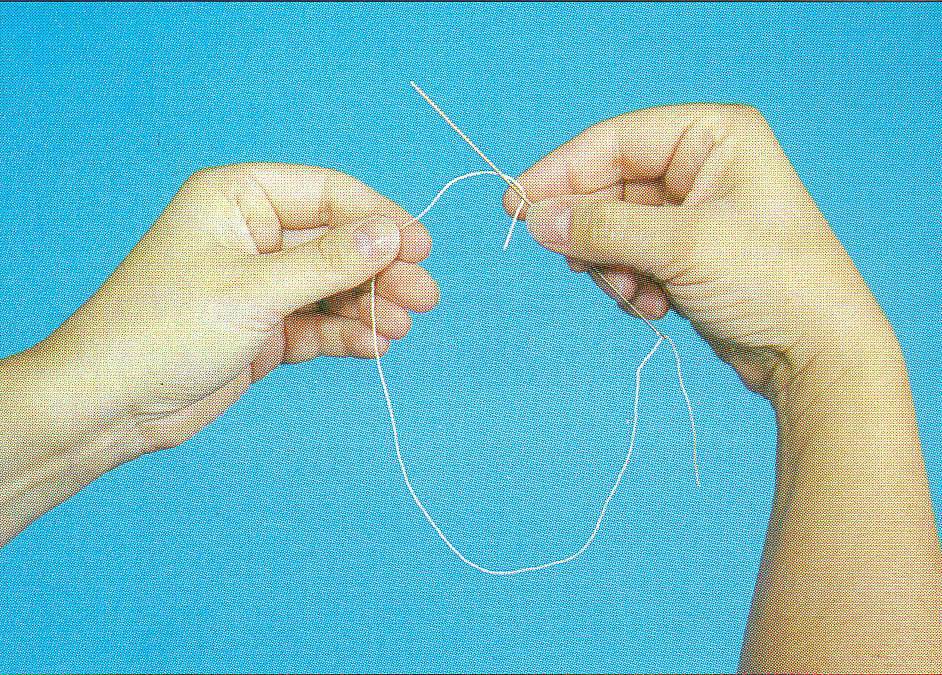 Как правильно завязывать нитку. Завязывание узелка на нитке. Узел для нитки с иголкой. Иголка для вязания. Фриволите иглой для начинающих.