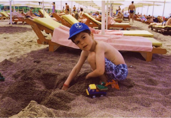 Копаемся в песочке. Турция, май 2003