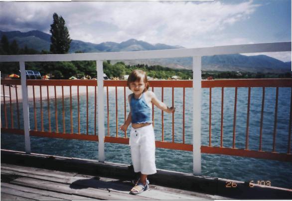 На пирсе. На заднем плане - пляж.. Новые фото. Иссык-Куль.