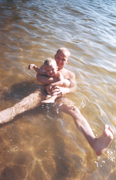 С папой в озере. Лето 2003