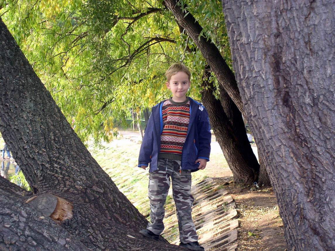 Прогулка в парке. Старший сын
