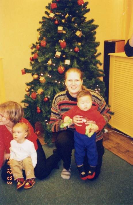 Еще один снимок под елкой. ДР mammik :)