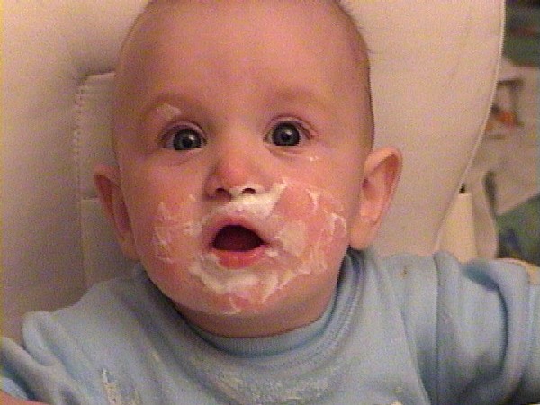 Ребенок съел крем. Ребенок ест крем. Ребенок съел детский крем. Поедает крем. Ребенок жрет.