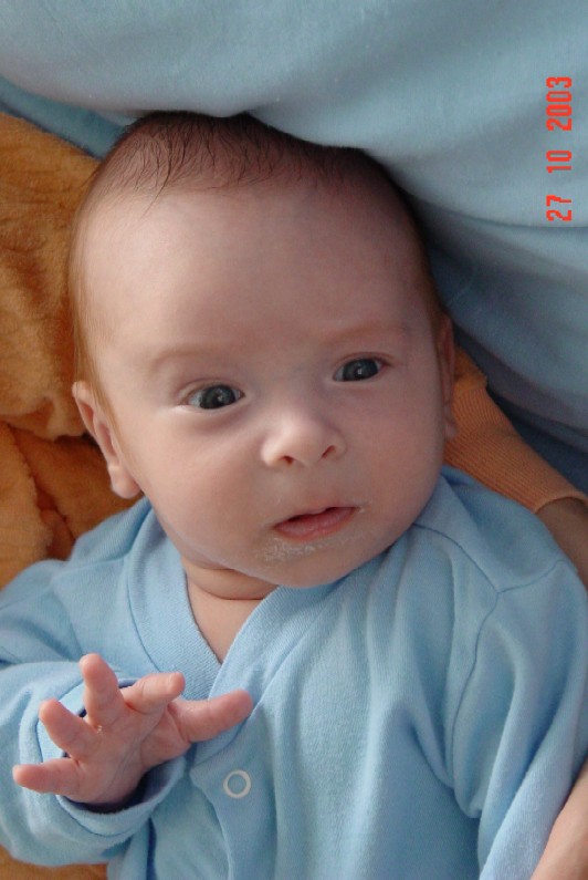 Маленькие детки. Совсем маленький младенец. Как выглядят маленькие дети. Совсем еще малыш. Новорожденный ребенок.