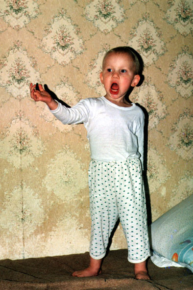 Я достаю из широких штанин. Фотки с удаленных рег