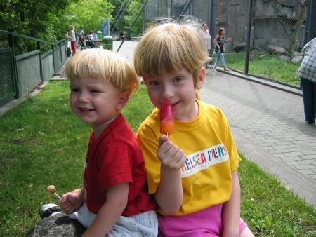 Мотя и Аня  . 2004