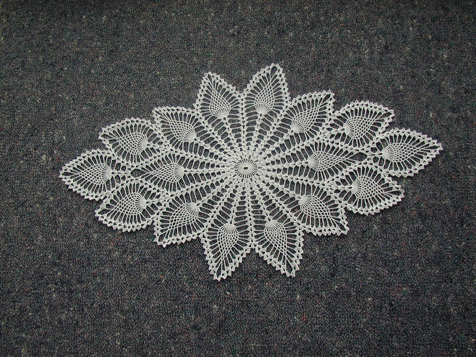 овальная салфетка с ананасами. Мои работы