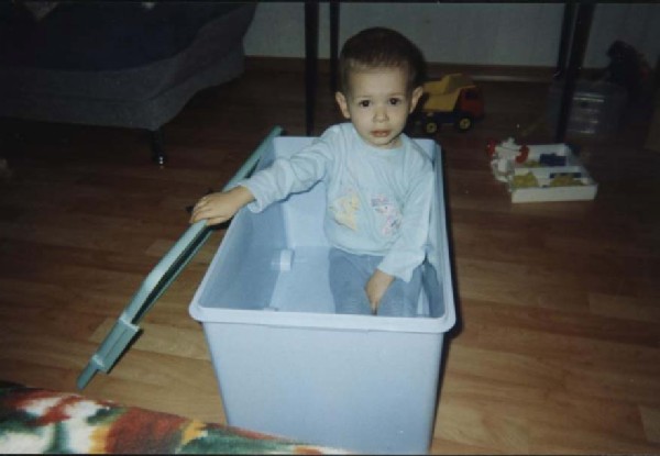 Пока ещё помещаюсь в коробку для игрушек. МоиФото