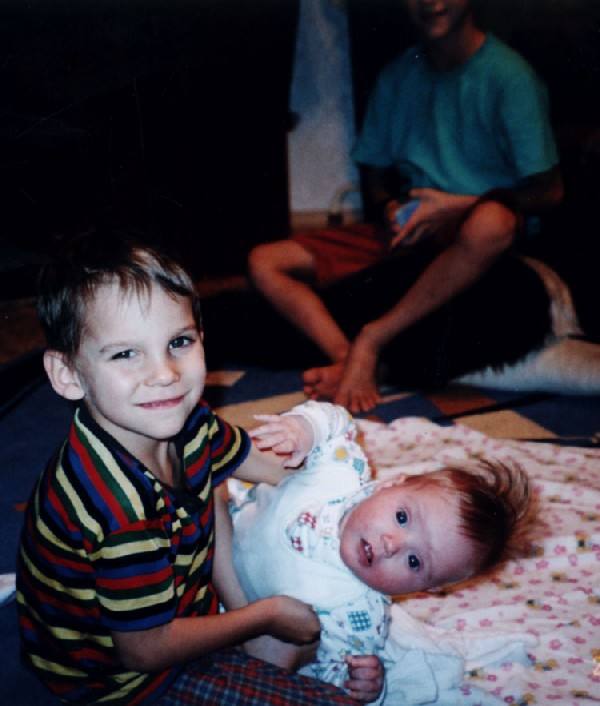 Братец  Алеша пытается на руки взять.... От 4 до 6 месяцев