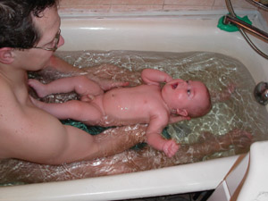 Папой сын ванна. Совместное купание с мамой в ванной. Купаю сына. Папа купается в ванной. Отец купается с сыном в ванной.