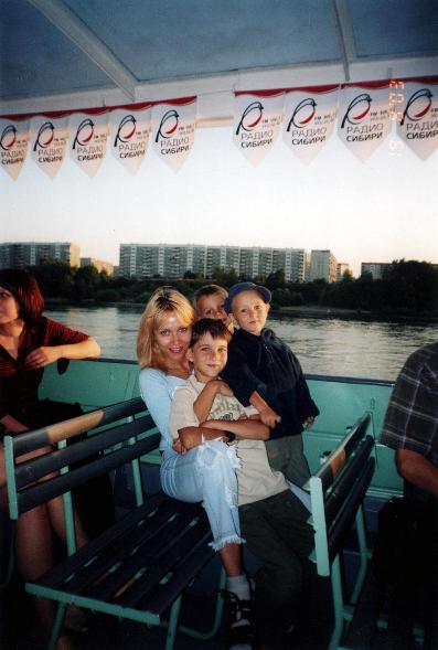 Я, мои старшие дети и сын подруги. Я и другие дети:)