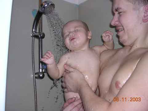 Яся принимает душ. Наш дуэт (ребенок с мамой ИЛИ папой)