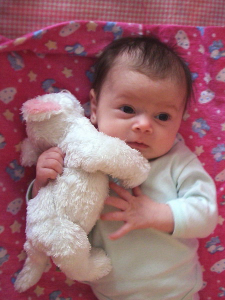 Научилась держать игруху. Лиза 0 - 2 года