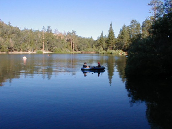 Вовчик с Анрюхой катаются на лодке. На озере