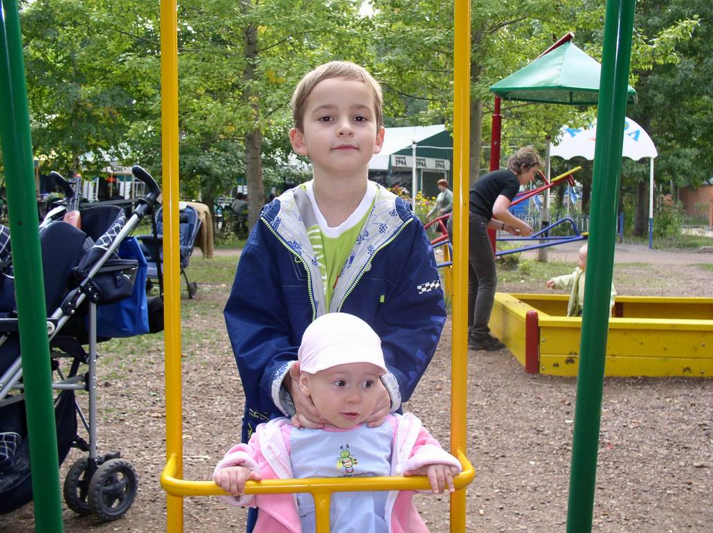 На качелях. от 10 до 12