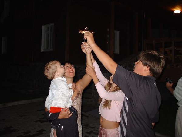 После фейверка-бенгальский огонь. Матвею два года!