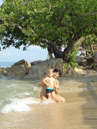 Мы с Матюшкой на пляже. Страна Улыбок,январь 2005