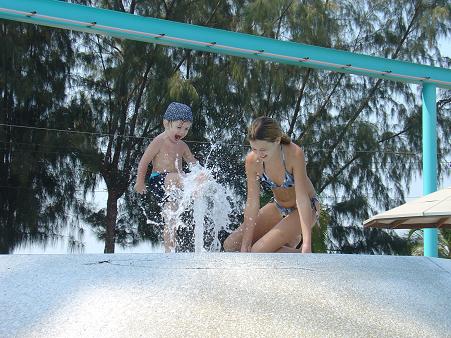 Матвей,Алиса и фонтанчик. Страна Улыбок,январь 2005