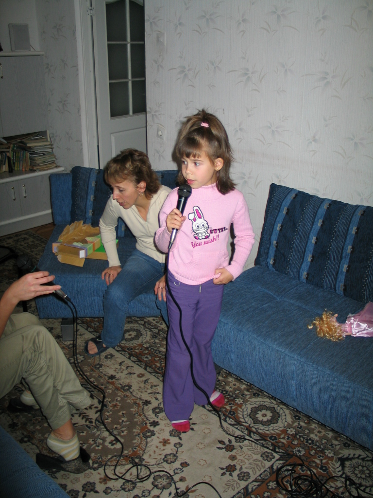 Анита поёт караоке 08.10.2005 года