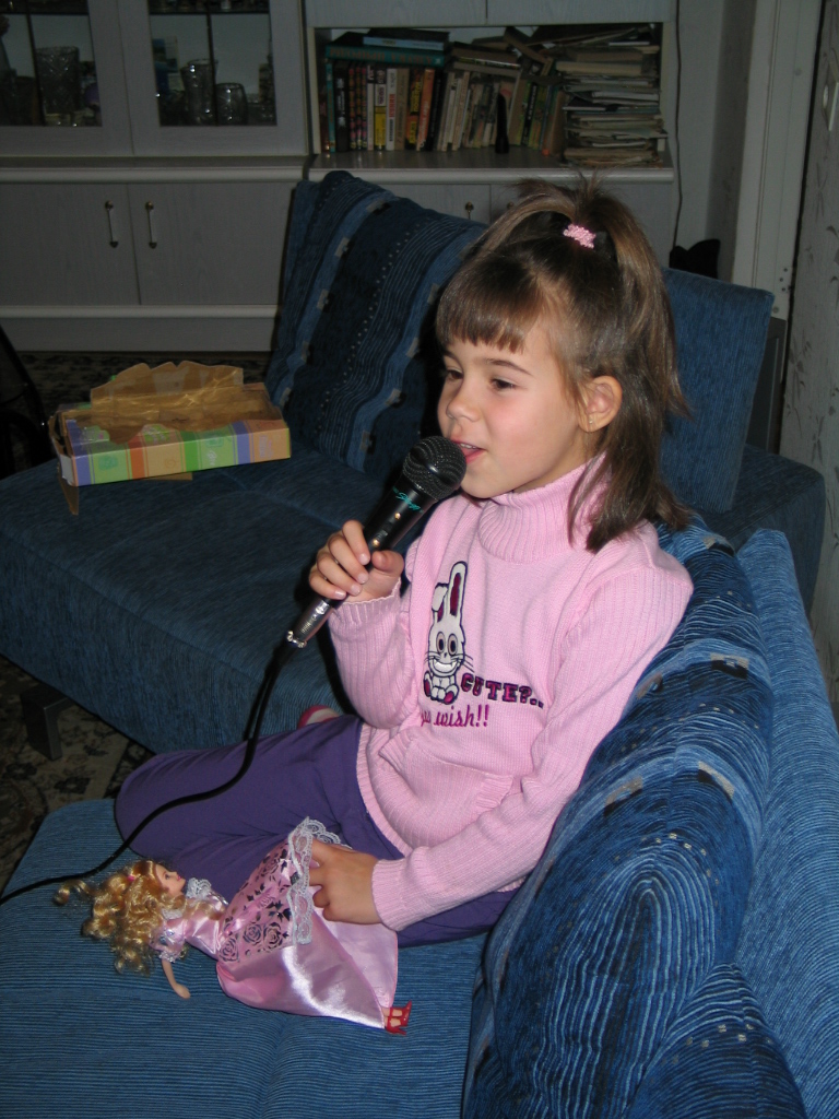 Анита поёт караоке 08.10.2005 года