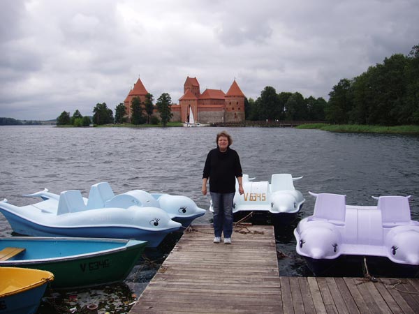 Знаменитый замок в Тракае. И я на его фоне:). Тракай. Август 2005 г.