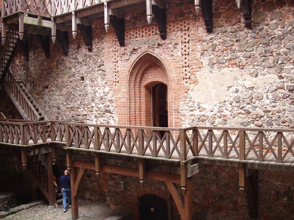 Вид с улицы (со двора).. Тракай. Август 2005 г.