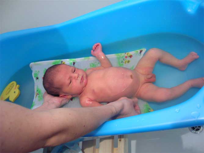После купания видео. Купание младенца. Новорожденный ребенок голенький. Адаптационное купание новорожденного. Ребенок после купания.