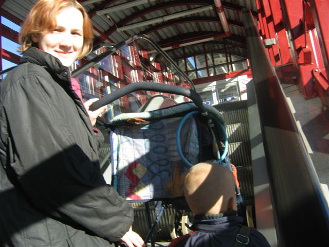 Зуку со Святославом. В коляске Ярослав.. Прогулка с Зуку 30.10.05