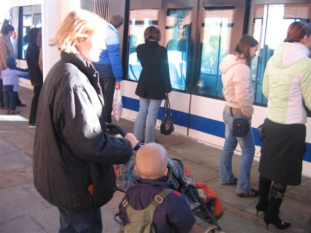 В ожидании монорельса. Прогулка с Зуку 30.10.05